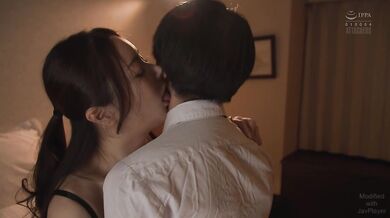 酔っぱらって自分の家だと勘违いした女上司が仆の家で突然服を脱ぎだして。